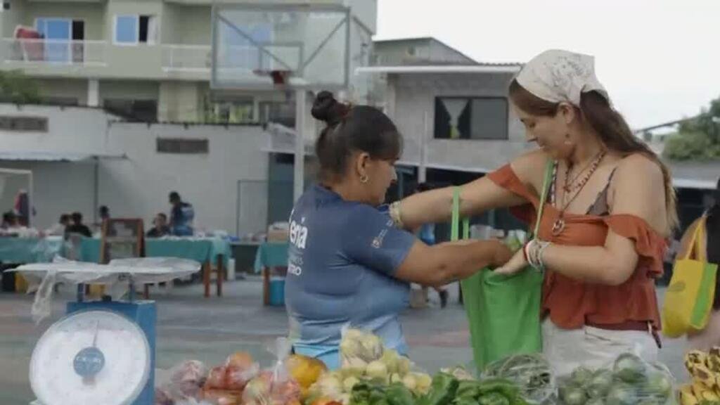 Escasez en Galápagos: locales hacen filas mientras turismo asegura alimentos