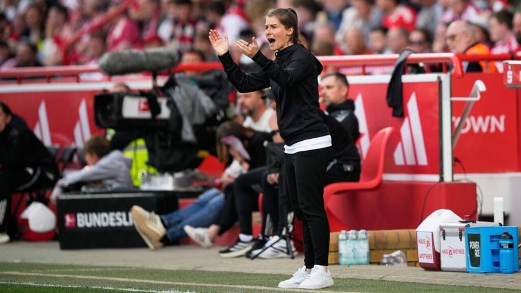 Marie-Louise Eta hace historia y dirige su primer partido al frente del Unión Berlín