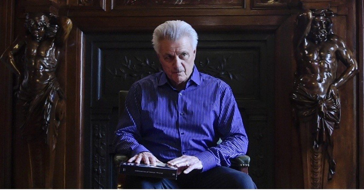 John Irving: “No tengo planes de jubilarme, preferiría morir con la cabeza sobre mi escritorio”