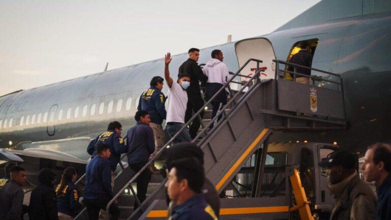 Chile realiza el primer vuelo de expulsión de migrantes en situación irregular bajo el Gobierno Kast