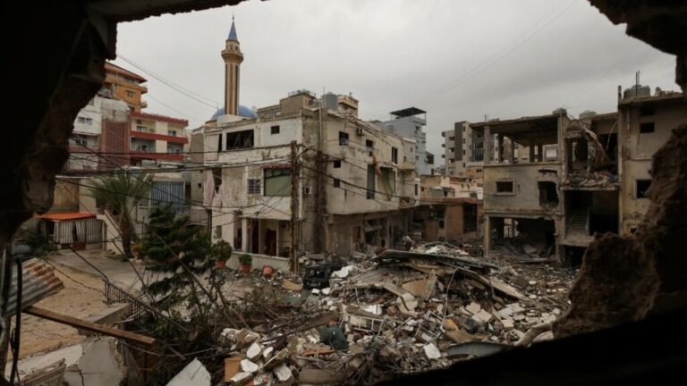 Líbano cumple un mes bajo fuego israelí, sin final a la vista y con más de un millón de desplazados