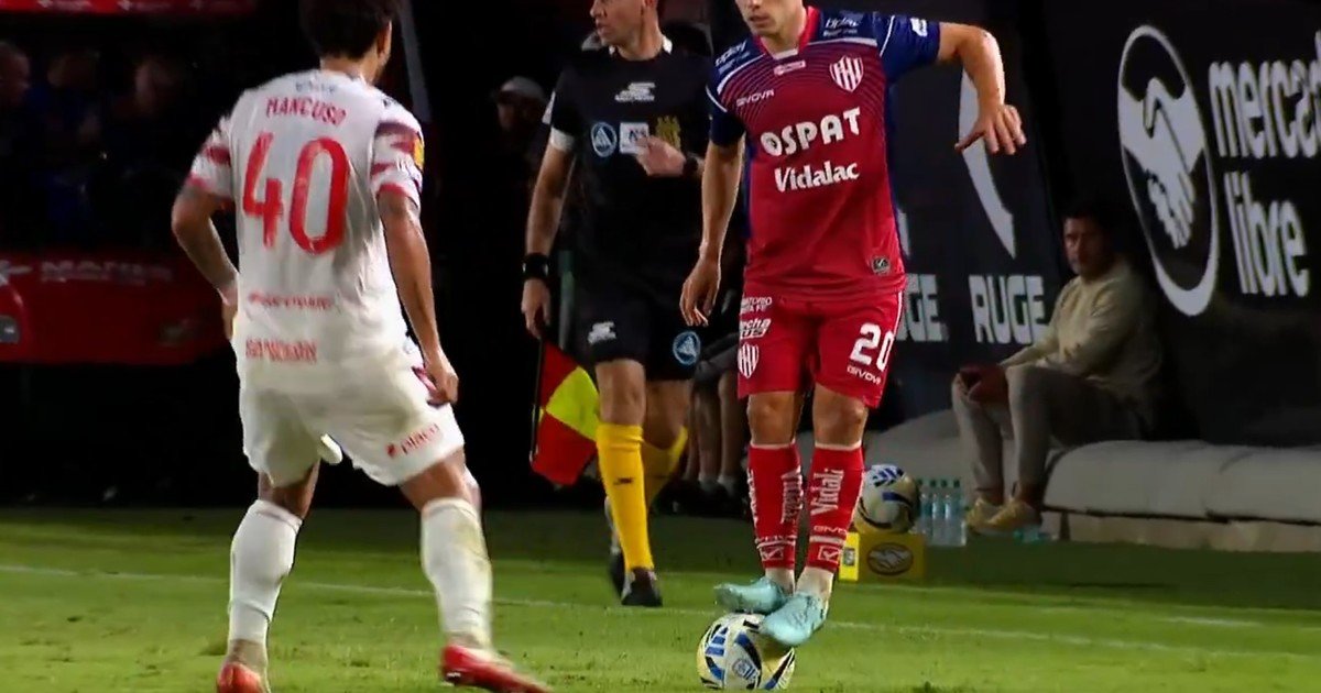 La AFA anunció que se pondrá firme con los jugadores que se paren sobre la pelota: será amonestado y se cobrará tiro libre indirecto