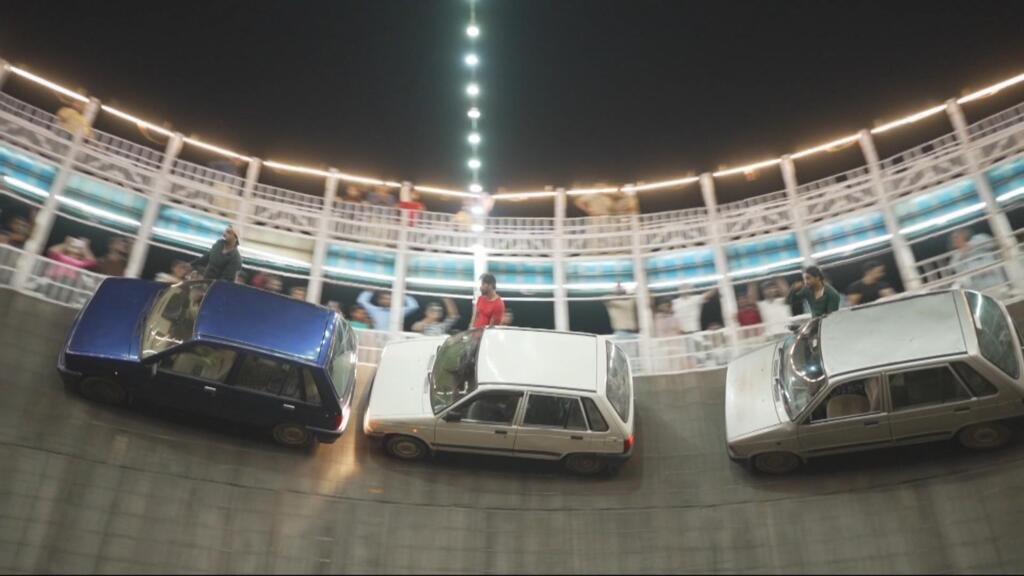 India: vértigo y motos en los virales “pozos de la muerte”