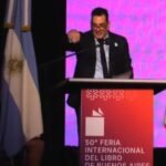 El secretario de Cultura fue abucheado en la Feria del Libro y se defendió a los gritos y con aplaudidores