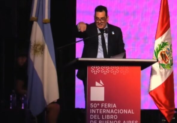 El secretario de Cultura fue abucheado en la Feria del Libro y se defendió a los gritos y con aplaudidores