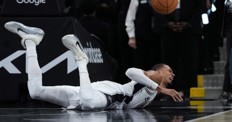 La tremenda caída de cara del gigante Victor Wembanyama que estremeció los Playoffs de la NBA