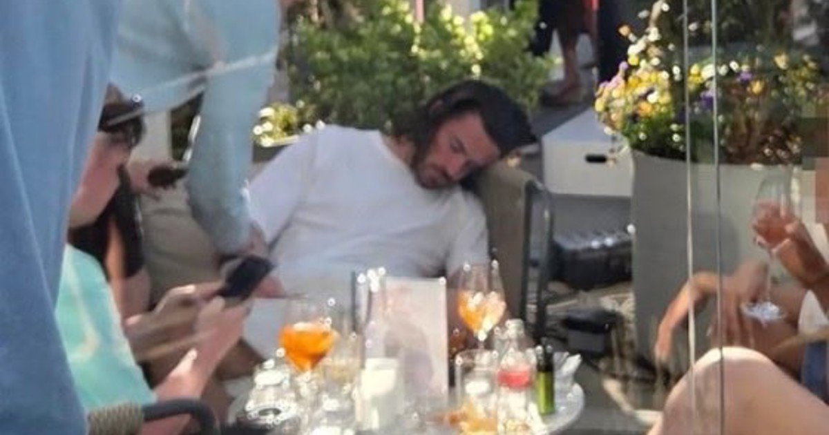 Las preocupantes imágenes de Jack Grealish: se durmió en un bar en Inglaterra después de una fiesta