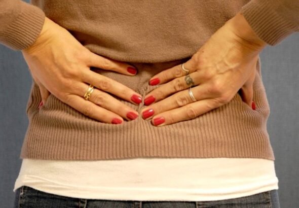 El dolor de espalda que aparece al caminar y desaparece al sentarse: descubren que no es solo un problema de la edad