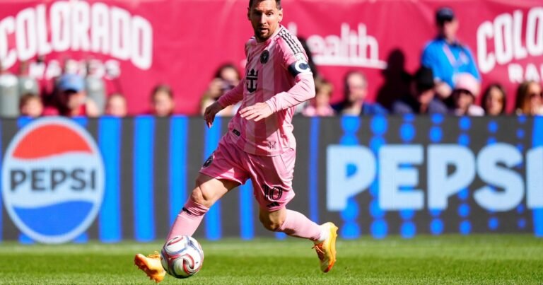La loca carrera entre Messi y Cristiano Ronaldo por llegar a los mil goles: cuántos suma Leo tras su doblete ante Colorado Rapids