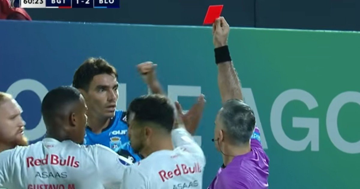 Insólita secuencia en la Copa Sudamericana: un argentino pegó dos patadas en la misma jugada, le sacaron dos amarillas y se fue expulsado