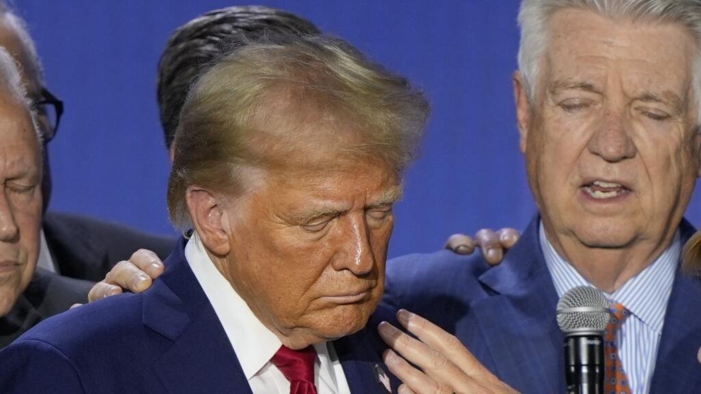 Trump vuelve a echarse para atrás y extiende indefinidamente el alto el fuego con Irán