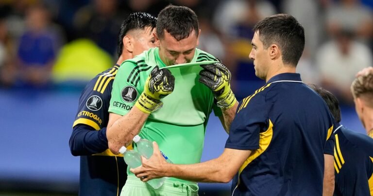La desoladora imagen de Agustín Marchesín: se lesionó a los 10 minutos, abandonó la cancha entre lágrimas y se perdería el Superclásico