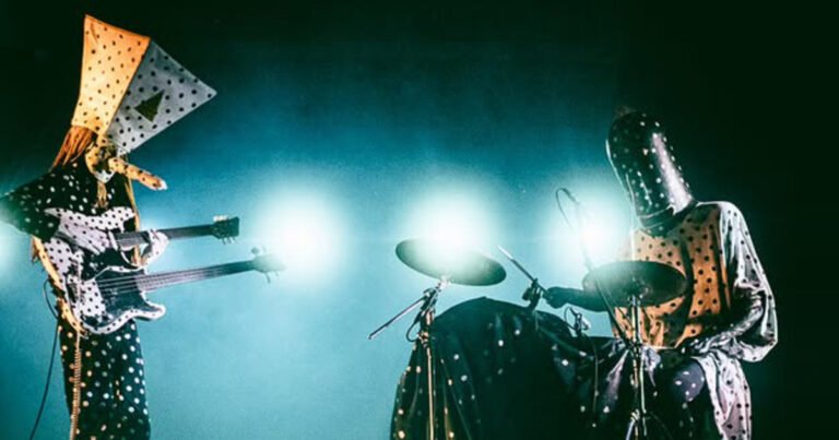 El fenómeno Angine de Poitrine, la banda que vuelve locos a los músicos, desafía el gusto popular y se esconde tras disfraces