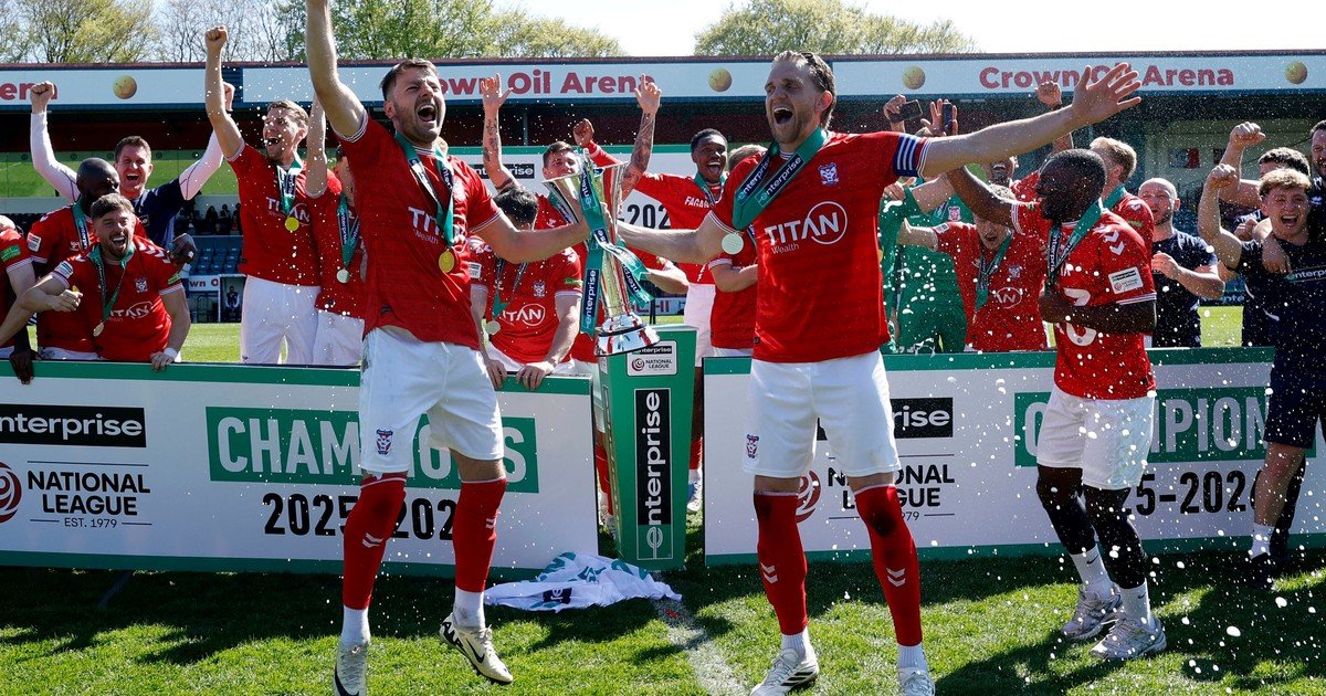 Ascendió York City en una definición de locos: dos goles en tiempo añadido y dos invasiones masivas al campo en la quinta división inglesa