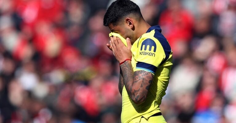 Cuti Romero, tras la lesión en su rodilla: el futbolista se mostró rengueando y vendado mientras un hincha le hizo una broma pesada