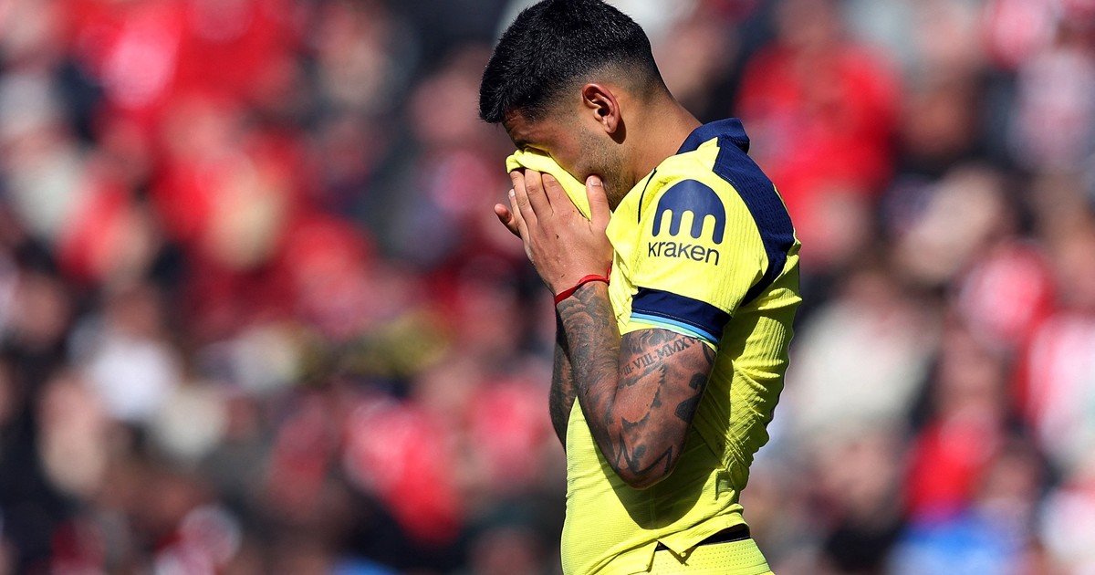 Cuti Romero, tras la lesión en su rodilla: el futbolista se mostró rengueando y vendado mientras un hincha le hizo una broma pesada