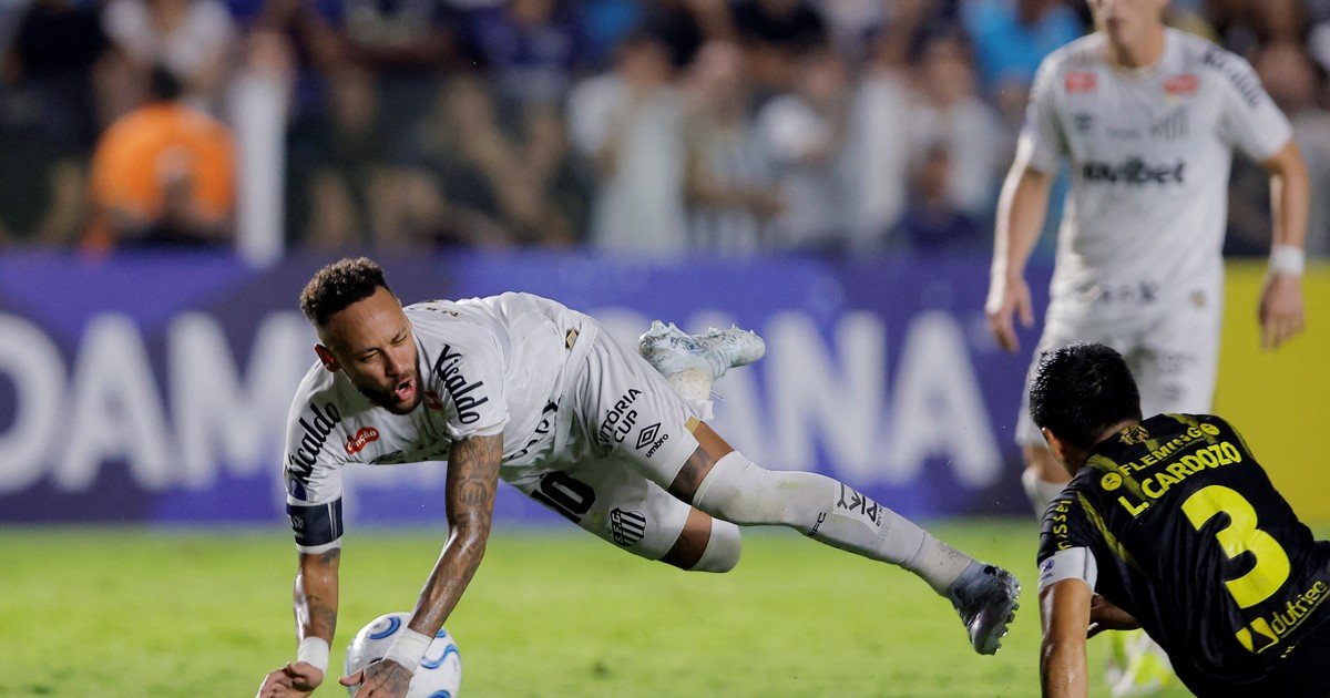 Neymar tardó 3 minutos en hacer un gol en la Sudamericana, pero casi se va expulsado y el Santos empató para ayudar a San Lorenzo