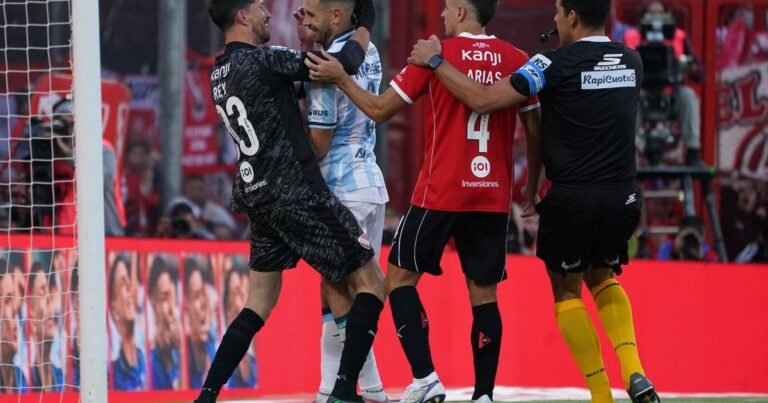 Maravilla Martínez tuvo el gol de Racing pero quiso picar su penal y falló: la increíble reacción de Rey, el arquero de Independiente