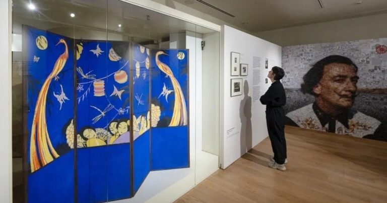 Pájaros exóticos, mariposas y personas, ¿cómo es el biombo que Salvador Dalí pintó a los 19 años?