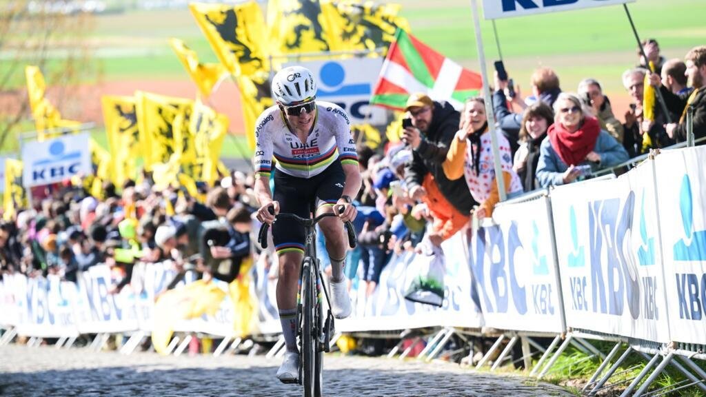Tadej Pogacar gana en solitario su tercer Tour de Flandes