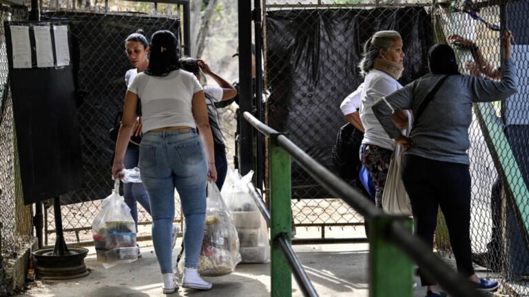 Motín en cárcel venezolana deja cinco muertos y genera denuncias de "opacidad"