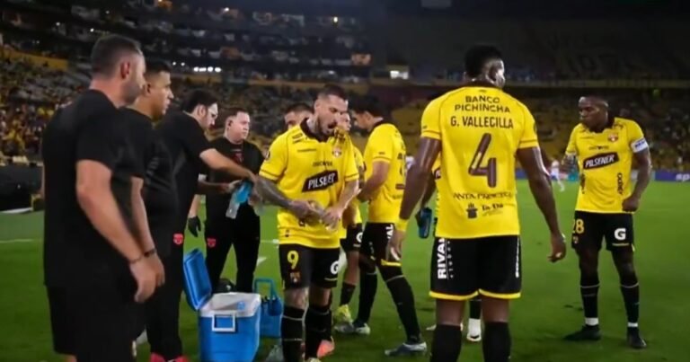 Darío Benedetto lanzó una lluvia de insultos a sus compañeros: U. Católica le ganó a Barcelona en Ecuador y apretó el grupo de Boca en la Libertadores