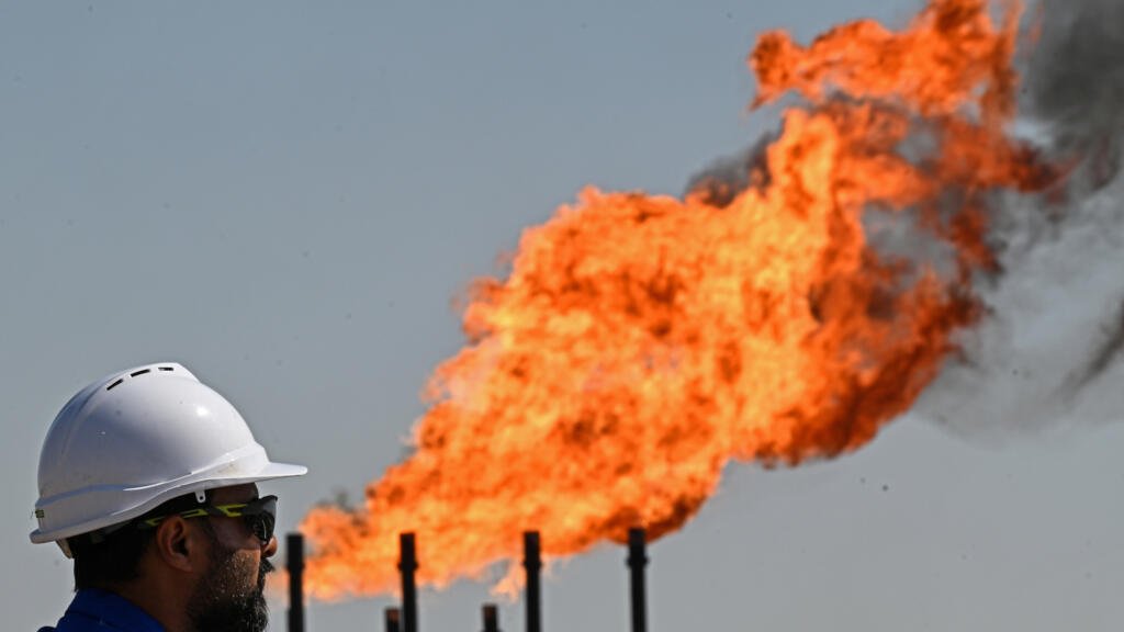 El petróleo sube a su nivel más alto en cuatro años por la amenaza del cierre prolongado de Ormuz