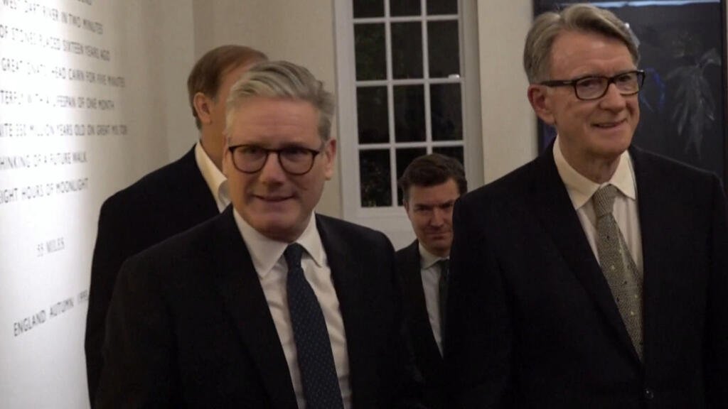 Funcionario británico dice que sintió presión para nombramiento de Mandelson