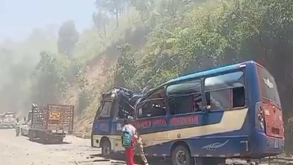 Al menos siete muertos y varios heridos en ataque con explosivos en la vía Panamericana, suroeste de Colombia