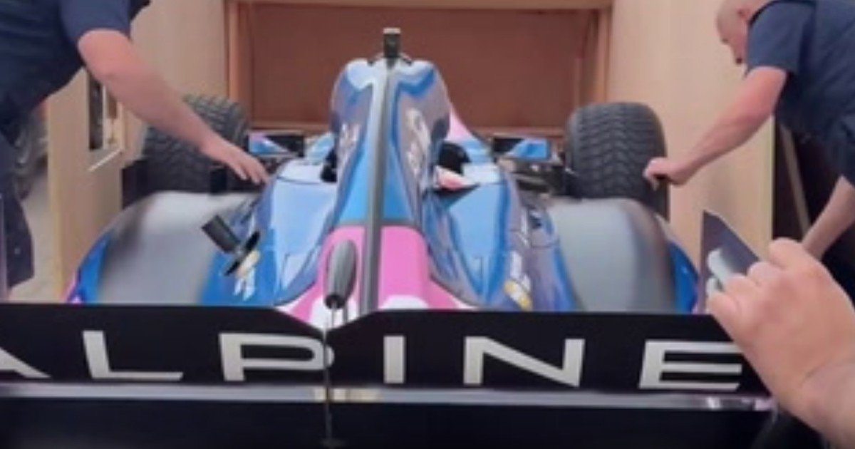 El auto de Fórmula 1 que manejará Franco Colapinto viaja rumbo a Buenos Aires en una caja: el video de Alpine con el delivery del E20