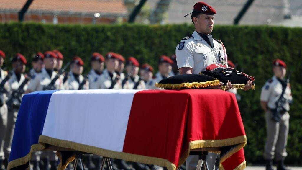Francia: homenaje al sargento muerto en Líbano revive "una historia de sangre y sacrificio"