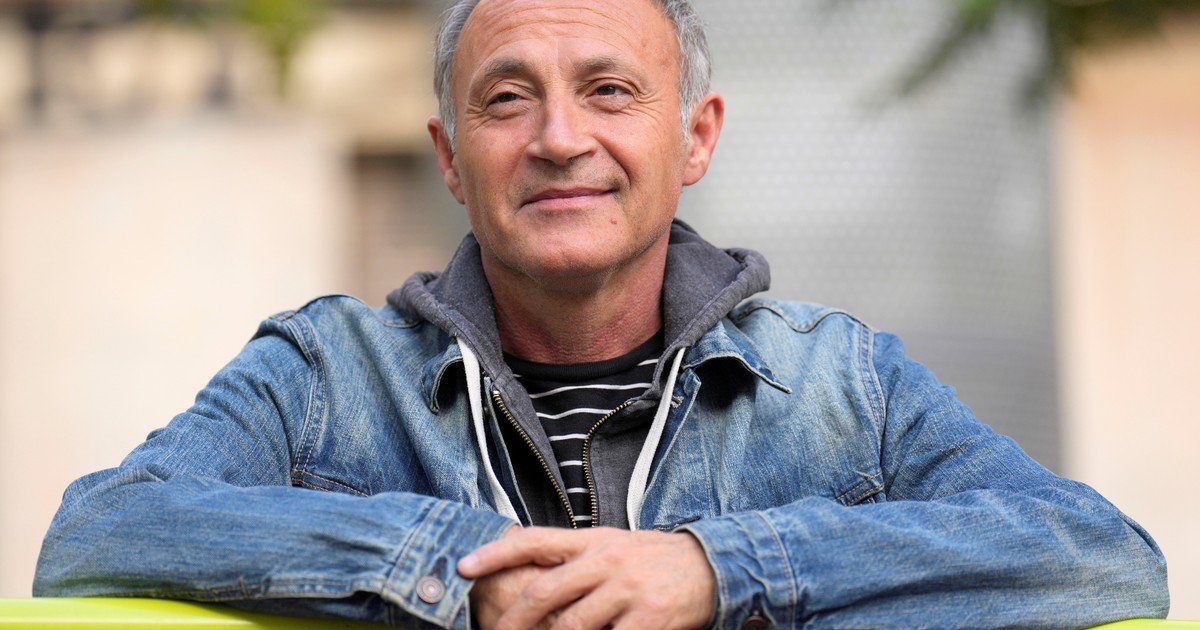 Juan José Becerra ganó el Premio de la Crítica en la Feria del Libro por su libro ‘Un hombre’