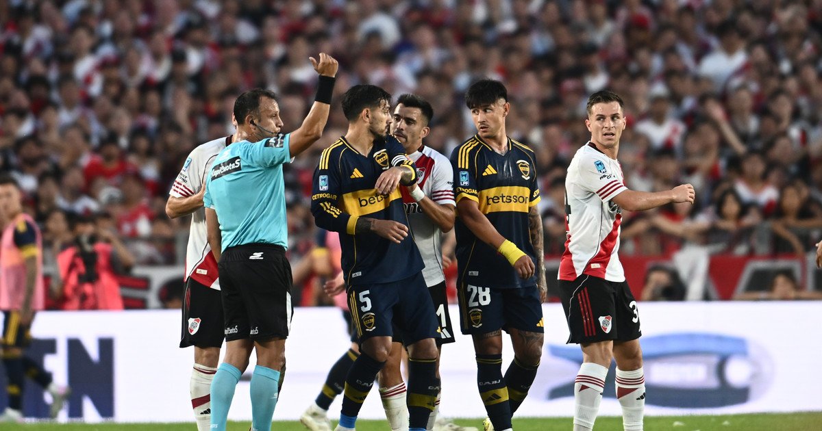 El picante cruce entre Acuña y Paredes que le valió la amarilla a los campeones del mundo en el Superclásico entre River y Boca