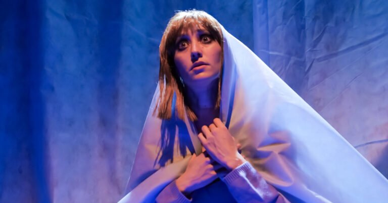 El fenómeno de Suavecita, la obra del off que se adueñó de la calle Corrientes y llena todas las funciones