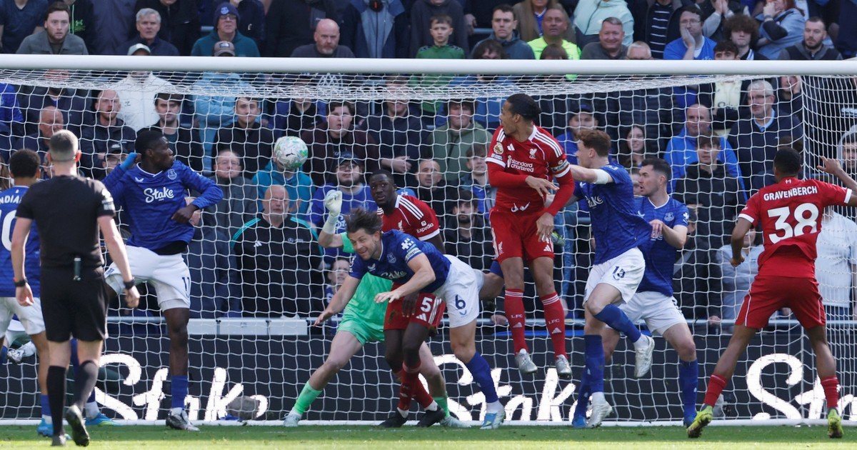 Mac Allister entró, Van Dijk la metió y Liverpool le ganó en la última jugada a Everton en un derbi de Merseyside muy especial