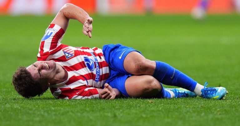 Julián Alvarez preocupa a la Scaloneta a 43 días del Mundial: gol de penal para el Atlético de Madrid y un golpe que lo obligó salir ante Arsenal