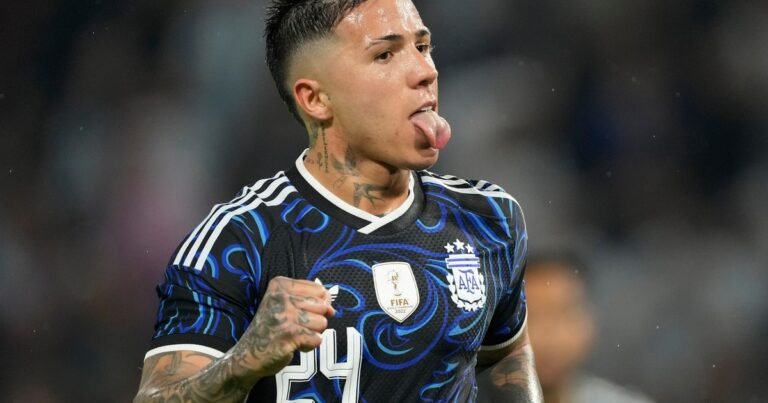 Enzo Fernández, sancionado por Chelsea: el DT Liam Rosenior explicó que "cruzó una línea" y castigó al capitán por una declaración