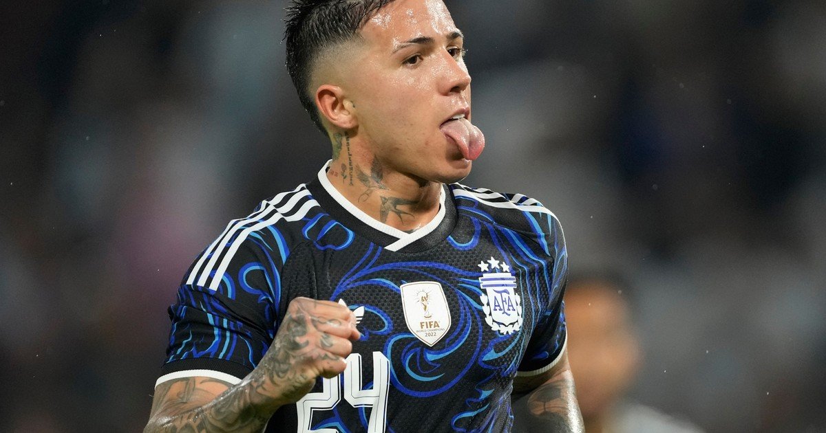 Enzo Fernández, sancionado por Chelsea: el DT Liam Rosenior explicó que "cruzó una línea" y castigó al capitán por una declaración