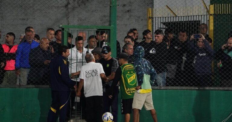 Los 10 minutos de locura en Defensa y Justicia vs Boca: hinchas heridos, invasión de barras y la furia de Soso, expulsado