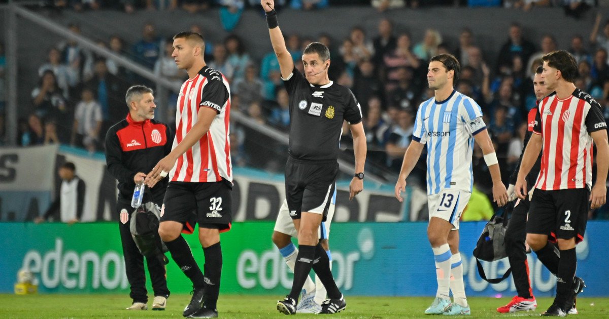 Racing estalló contra el arbitraje: roja a los 5 minutos, gol y cánticos contra Claudio Chiqui Tapia