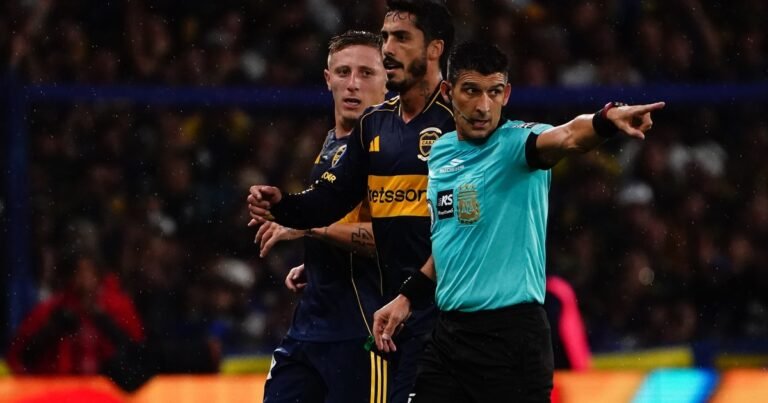 La polémica del penal para Boca ante Independiente: qué dijo el árbitro en el audio del VAR que difundió la AFA