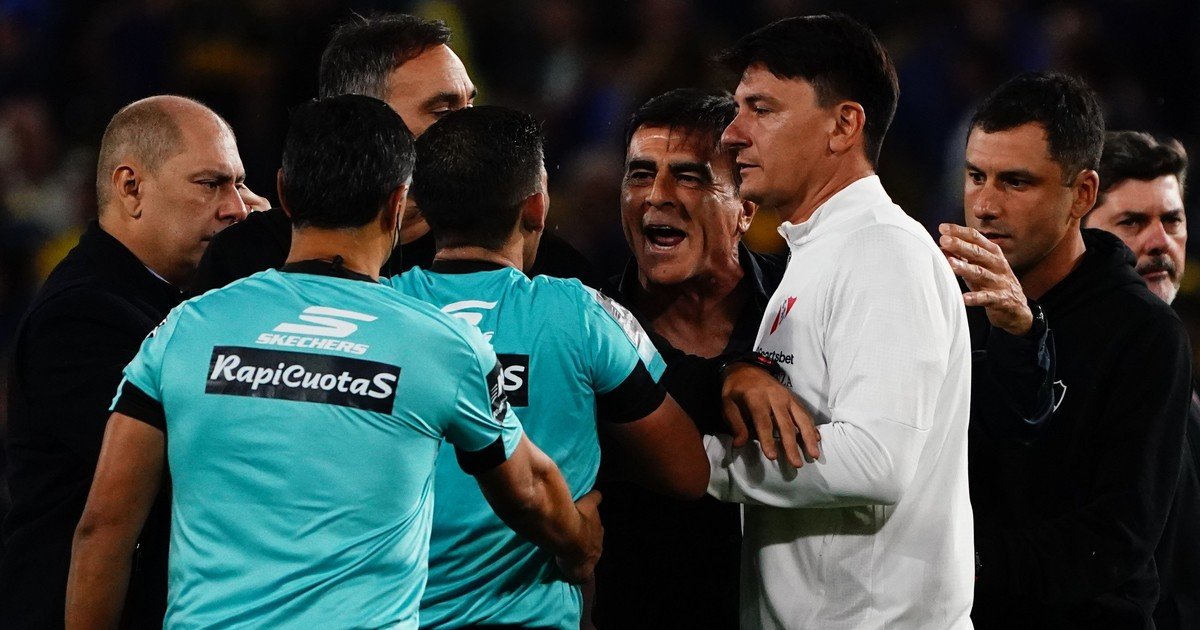 Boca vs Independiente: el polémico penal de VAR que vio el árbitro Merlos y provocó el gol de Giménez y la expulsión de Quinteros