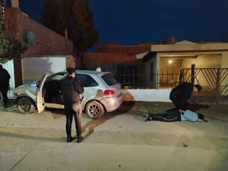 Un "biciladrón" quiso robar el estéreo de un auto en barrio San Cayetano