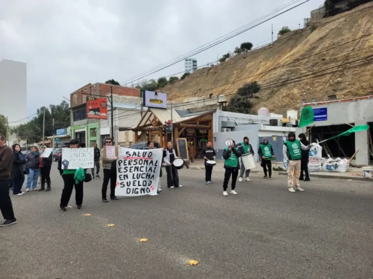 Trabajadores del Hospital Regional realizan paro y reclaman recomposición salarial