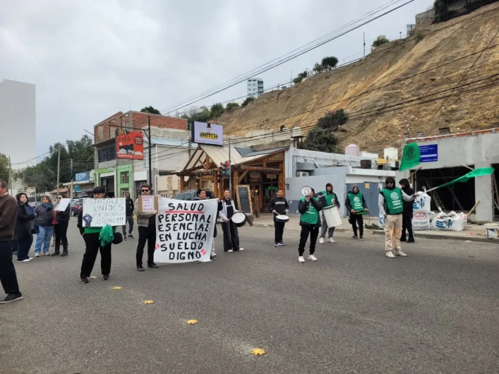 Trabajadores del Hospital Regional realizan paro y reclaman recomposición salarial