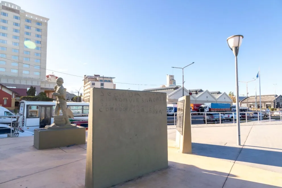 Indignación por la vandalización del monumento al Soldado Mario Almonacid