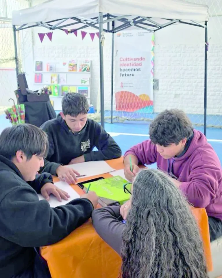El Bibliomóvil sigue recorriendo Chubut y cerró marzo en Aldea Beleiro y Ricardo Rojas