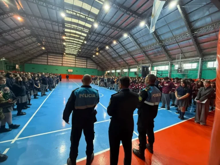 Cuidar las escuelas: el "contrarreto" que propone la policía a los jóvenes frente a los desafíos virales