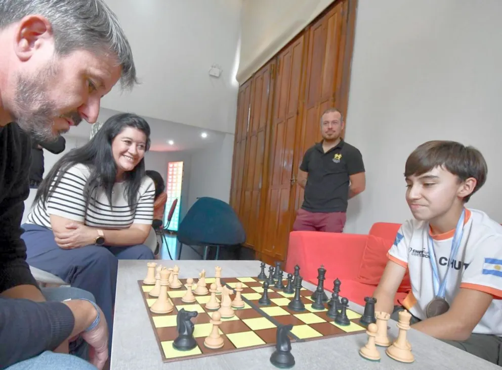 Merino recibió al reciente campeón argentino de ajedrez Alfonso Uzcudún