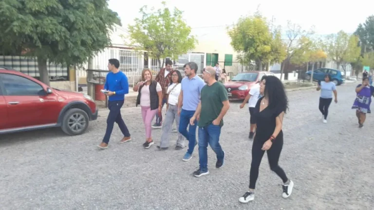Merino escuchó reclamos de vecinos de barrio Norte